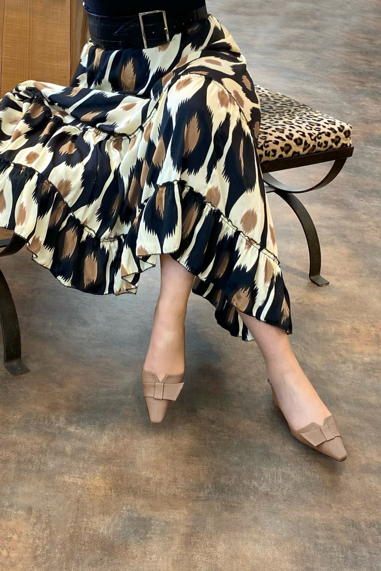 Tan beige women's open back shoes, with a knot. Tapered toe. Low block heels. Worn view - Florence KOOIJMAN
